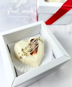 Caja individual con corazón de chocolate blanco decorado con pincelada bronce y perlas doradas, regalo gourmet Piel Canela.
