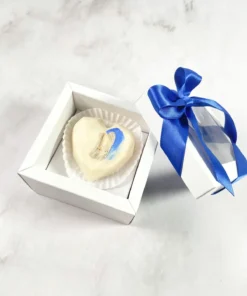 Caja de regalo individual con corazón de chocolate blanco decorado en azul y oro, detalle gourmet Piel Canela.