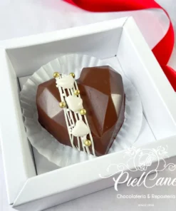 Caja de regalo individual con corazón de chocolate oscuro decorado con corazones blancos y oro, detalle gourmet Piel Canela.